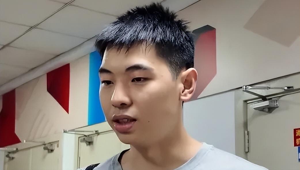 全球首组成年霸王龙行走足迹化石现世:共4个三趾脚印 每个近1米长