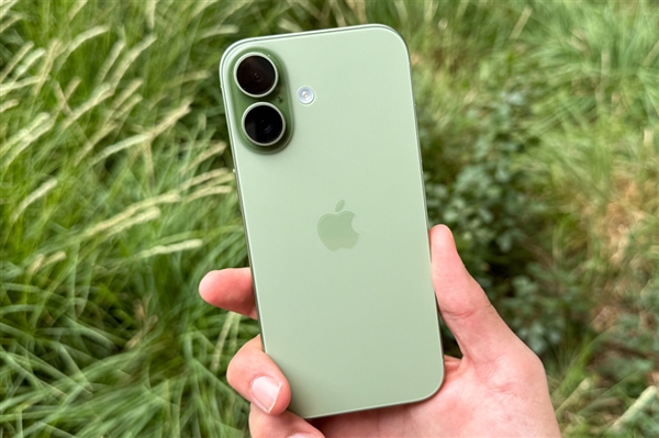 iOS 27正式版Bug太离谱！下拉通知栏+控制中心iPhone当场卡死 只能重启