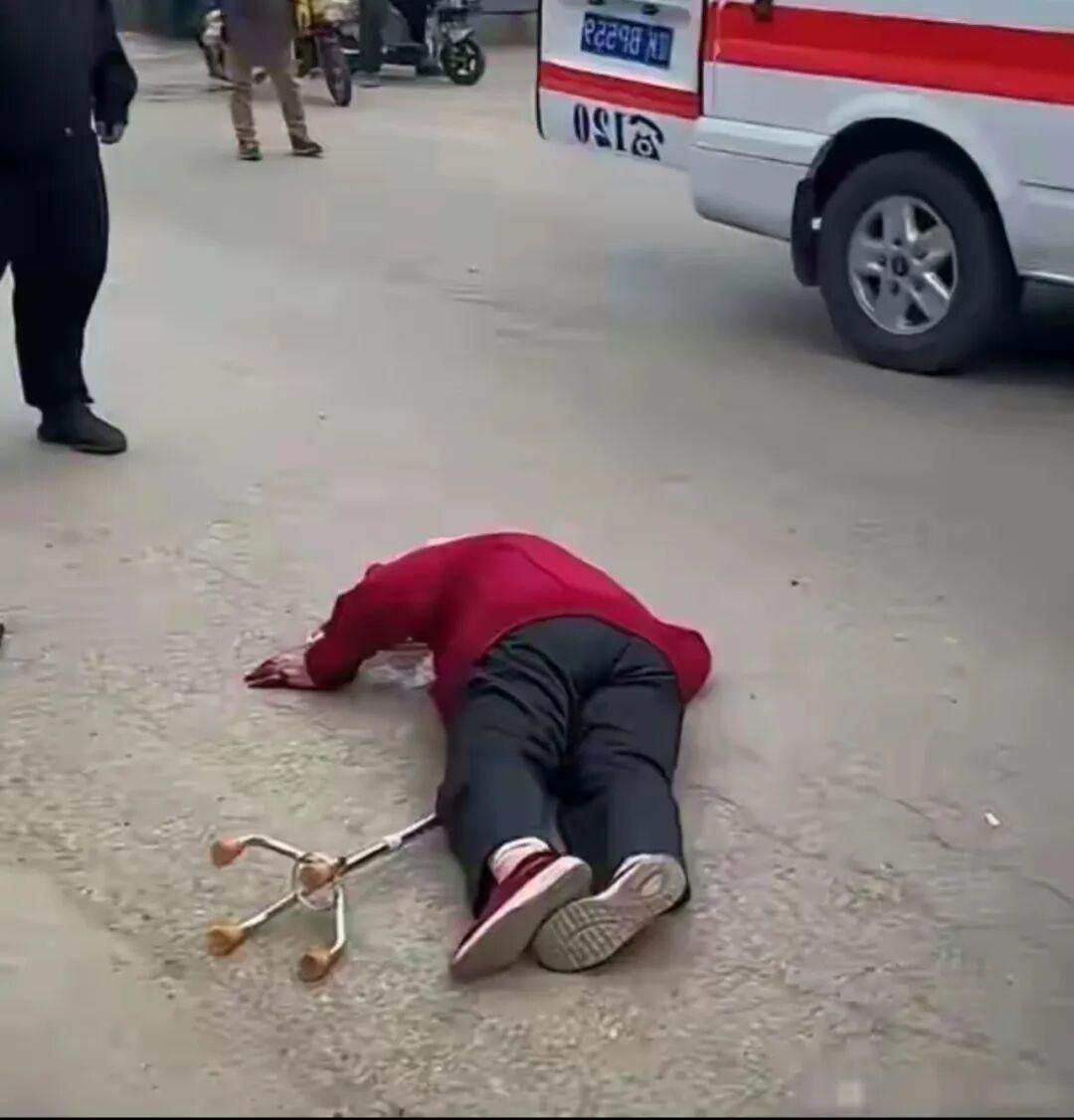 62岁大妈自己摔倒，躺在路边25分钟，没有一个人敢上去！